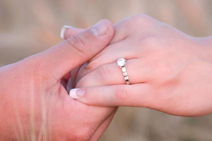 Engagement rings for chubby fingers